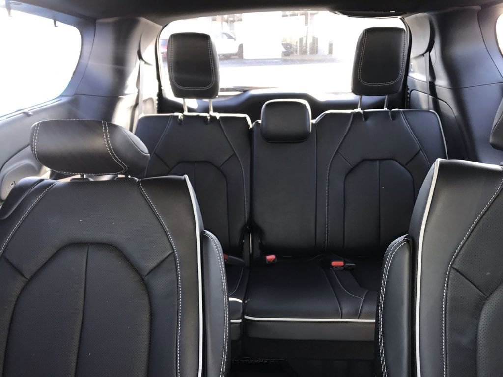 New 2026 Chrysler Pacifica Limited w/ Uconnect Theater Family Group FWD image 24
