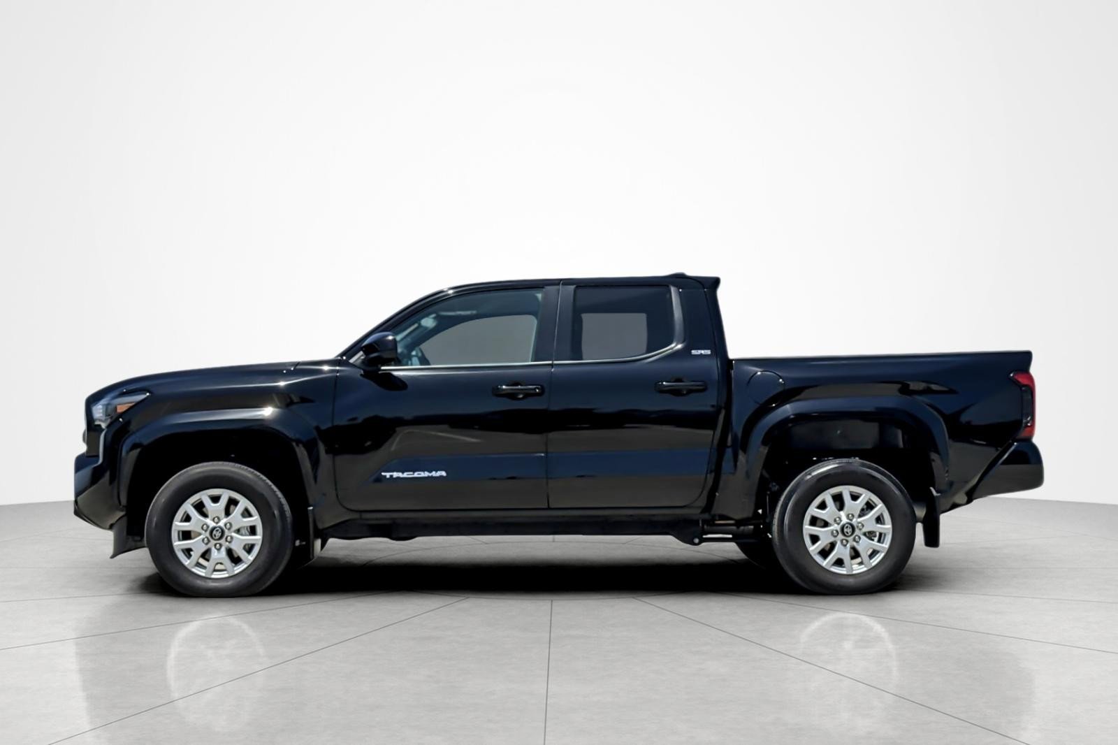 Used 2024 Toyota Tacoma SR5 AWD/4WD image 2