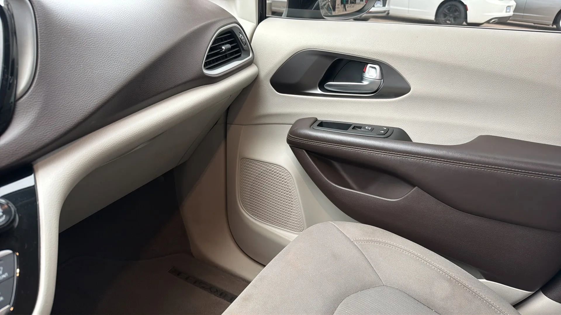 Used 2017 Chrysler Pacifica Touring image 66