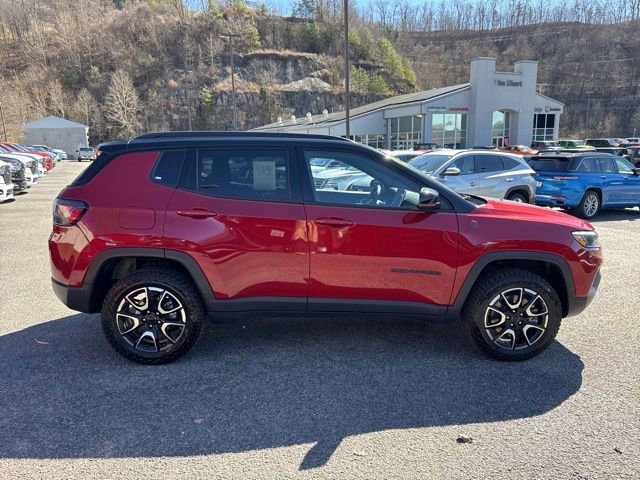 Used 2025 Jeep Compass Trailhawk w/ Trailhawk Elite Group image 2