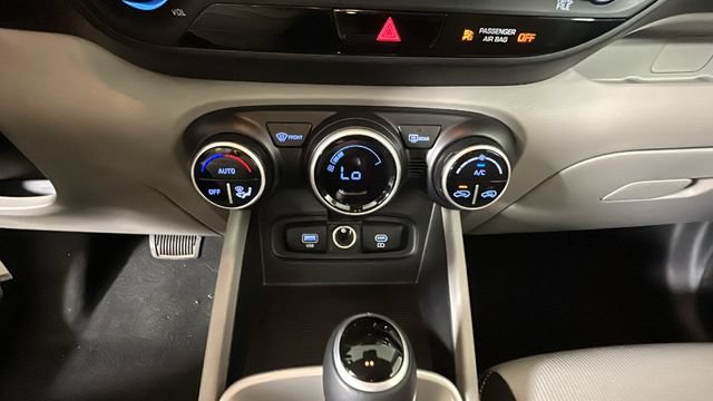 Certified 2023 Hyundai Venue SEL FWD image 21
