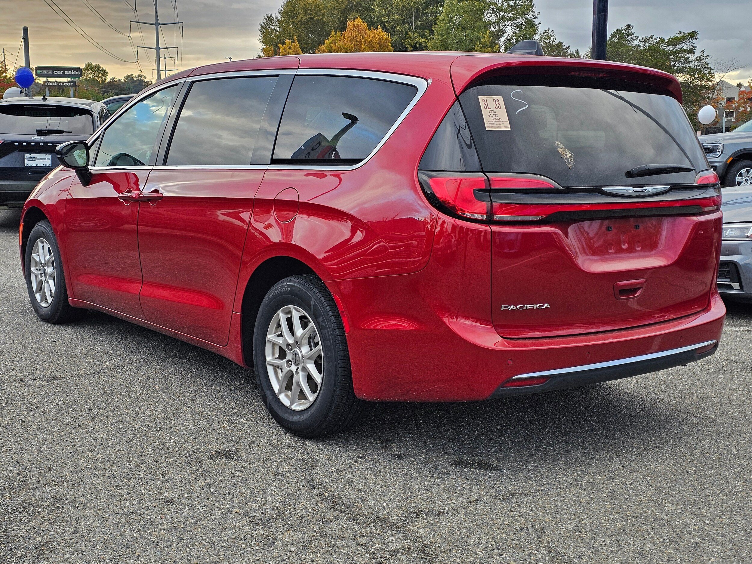 Used 2025 Chrysler Pacifica Select FWD image 7