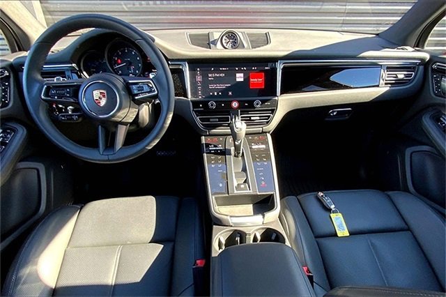 Used 2025 Porsche Macan image 6