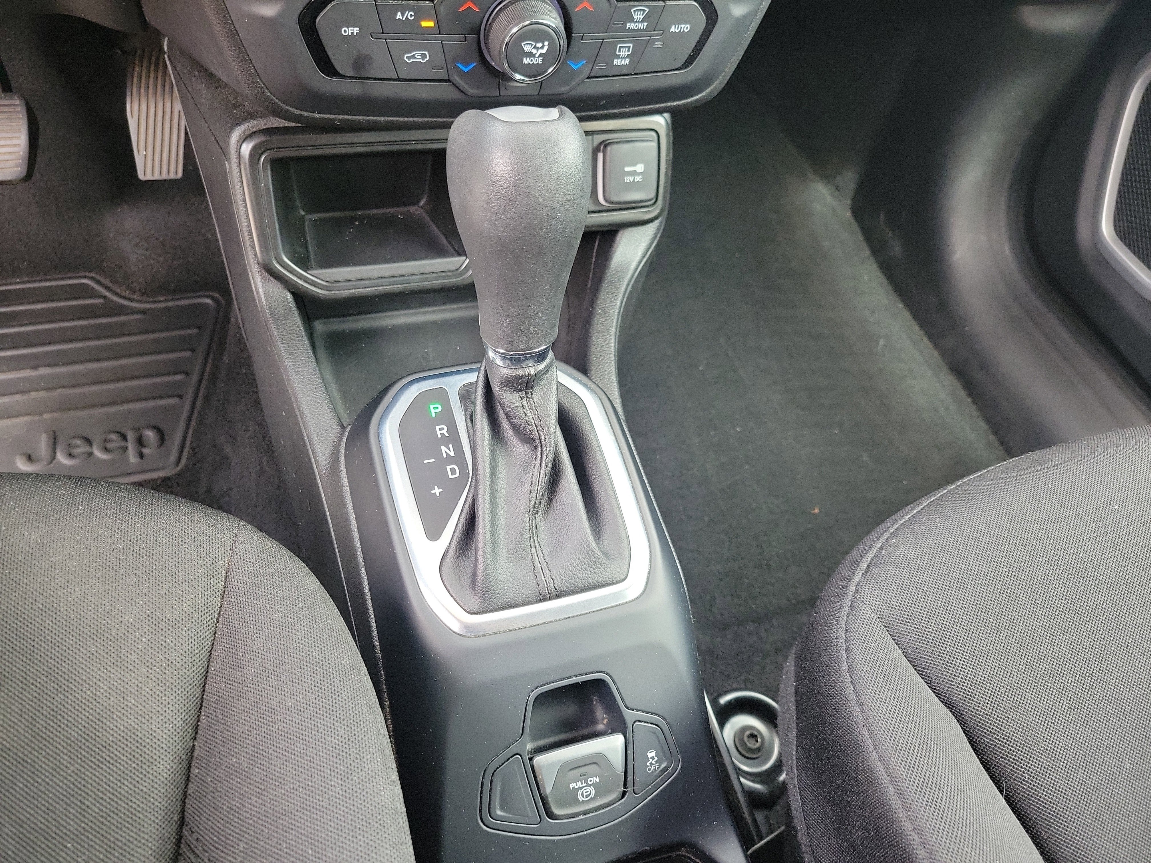 Used 2018 Jeep Renegade Latitude w/ Cold Weather Group image 19