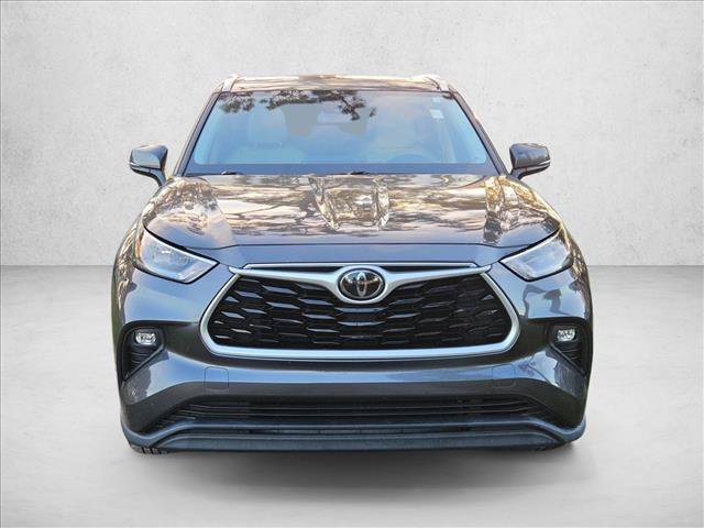 Used 2020 Toyota Highlander XLE FWD image 2