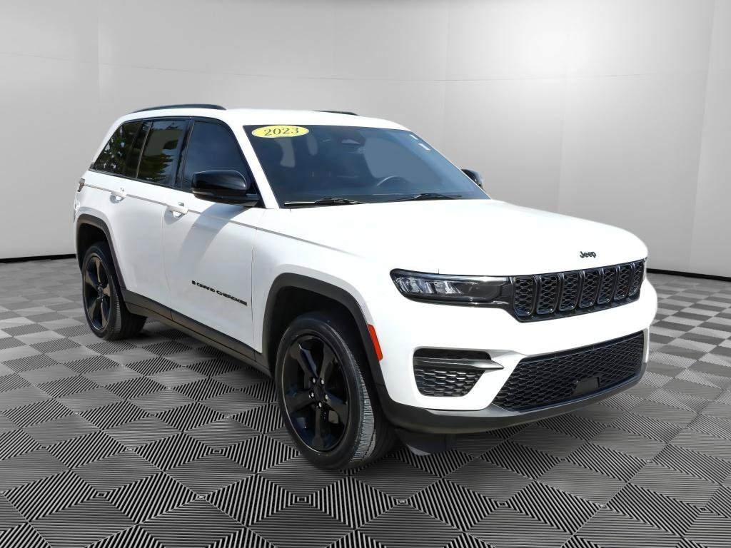 Used 2023 Jeep Grand Cherokee Altitude AWD/4WD image 9