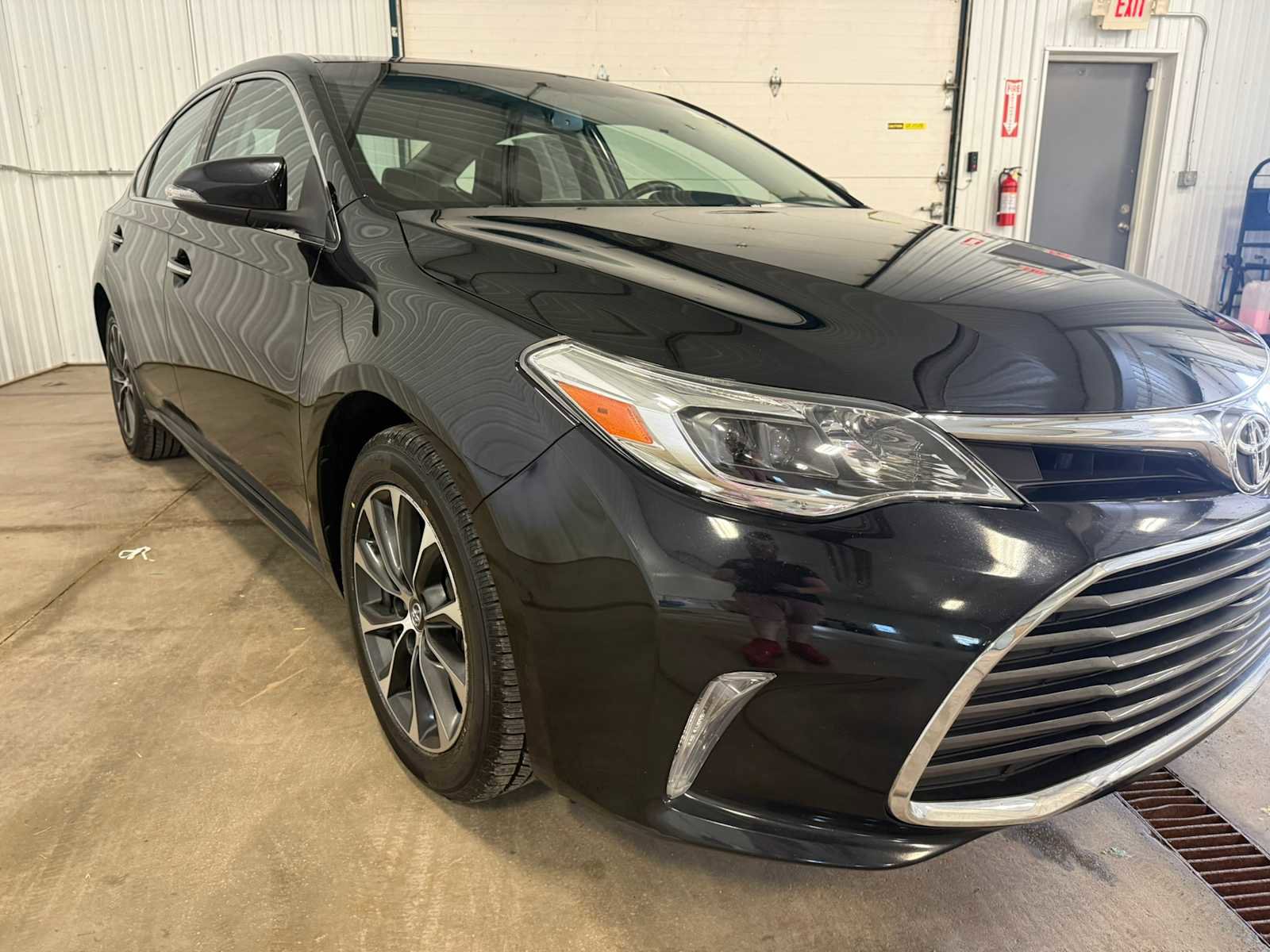 Used 2016 Toyota Avalon XLE Premium image 10