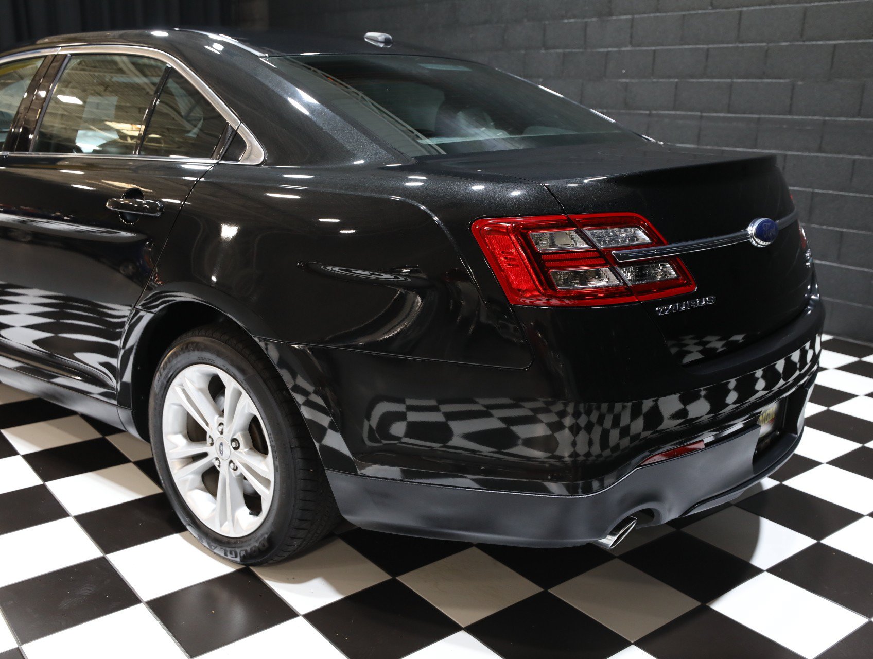 Used 2013 Ford Taurus SEL FWD image 22