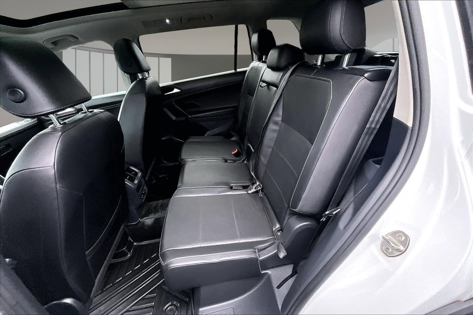 Used 2020 Volkswagen Tiguan SEL FWD image 22