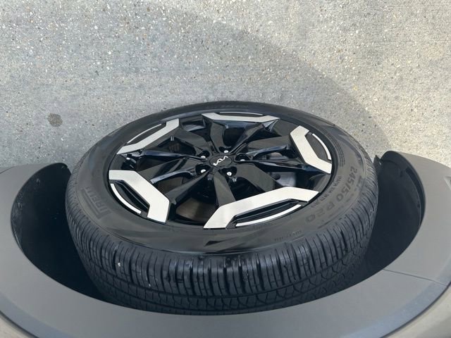 Used 2025 Kia Telluride EX w/ EX Captain's Chair Package FWD image 37