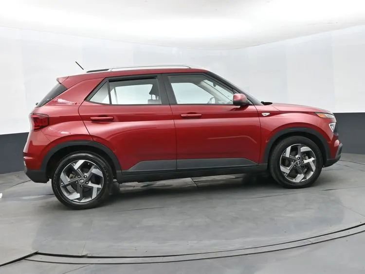 Used 2025 Hyundai Venue SEL image 4