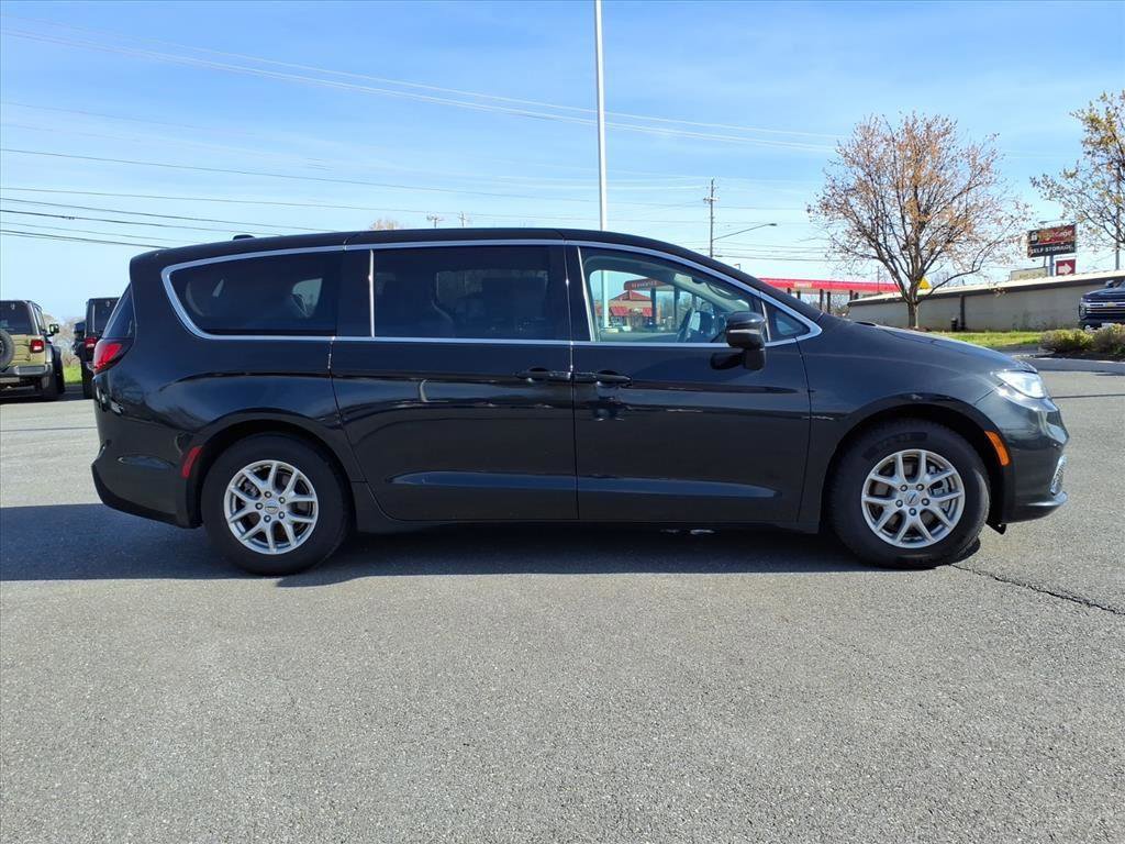 Used 2024 Chrysler Pacifica Touring-L image 3