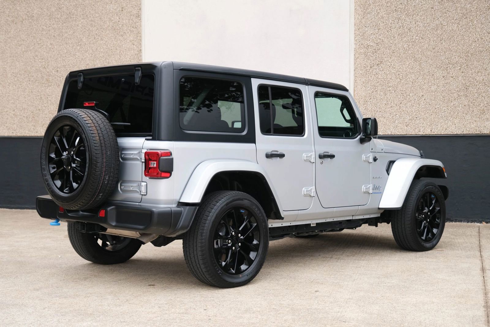 Used 2023 Jeep Wrangler Unlimited Sahara AWD/4WD image 15
