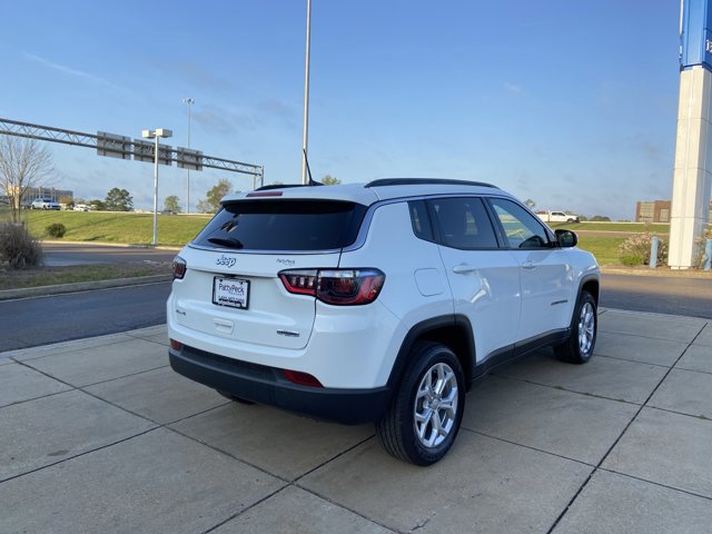 Used 2024 Jeep Compass Latitude image 10