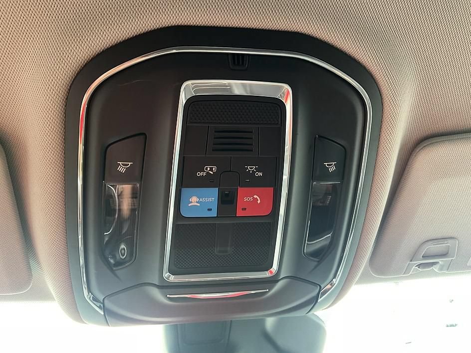Used 2023 Jeep Grand Cherokee Laredo AWD/4WD image 26