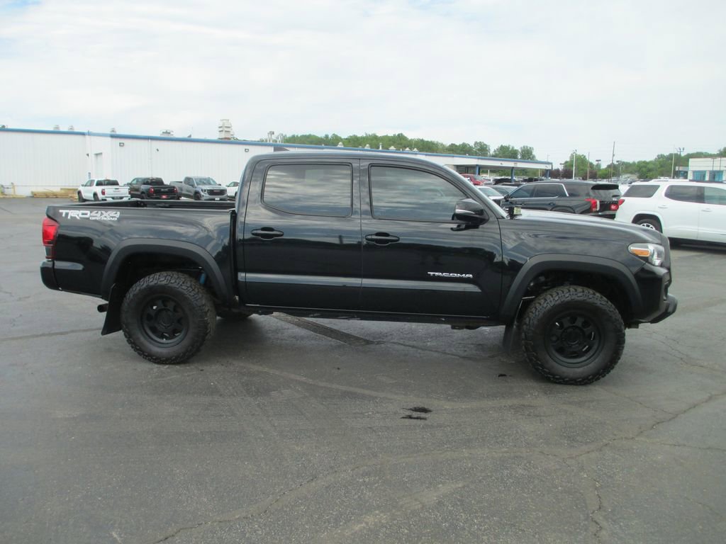 Used 2019 Toyota Tacoma TRD Off-Road AWD/4WD image 2