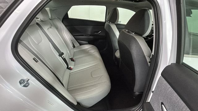 Certified 2025 Hyundai Elantra Limited FWD image 30
