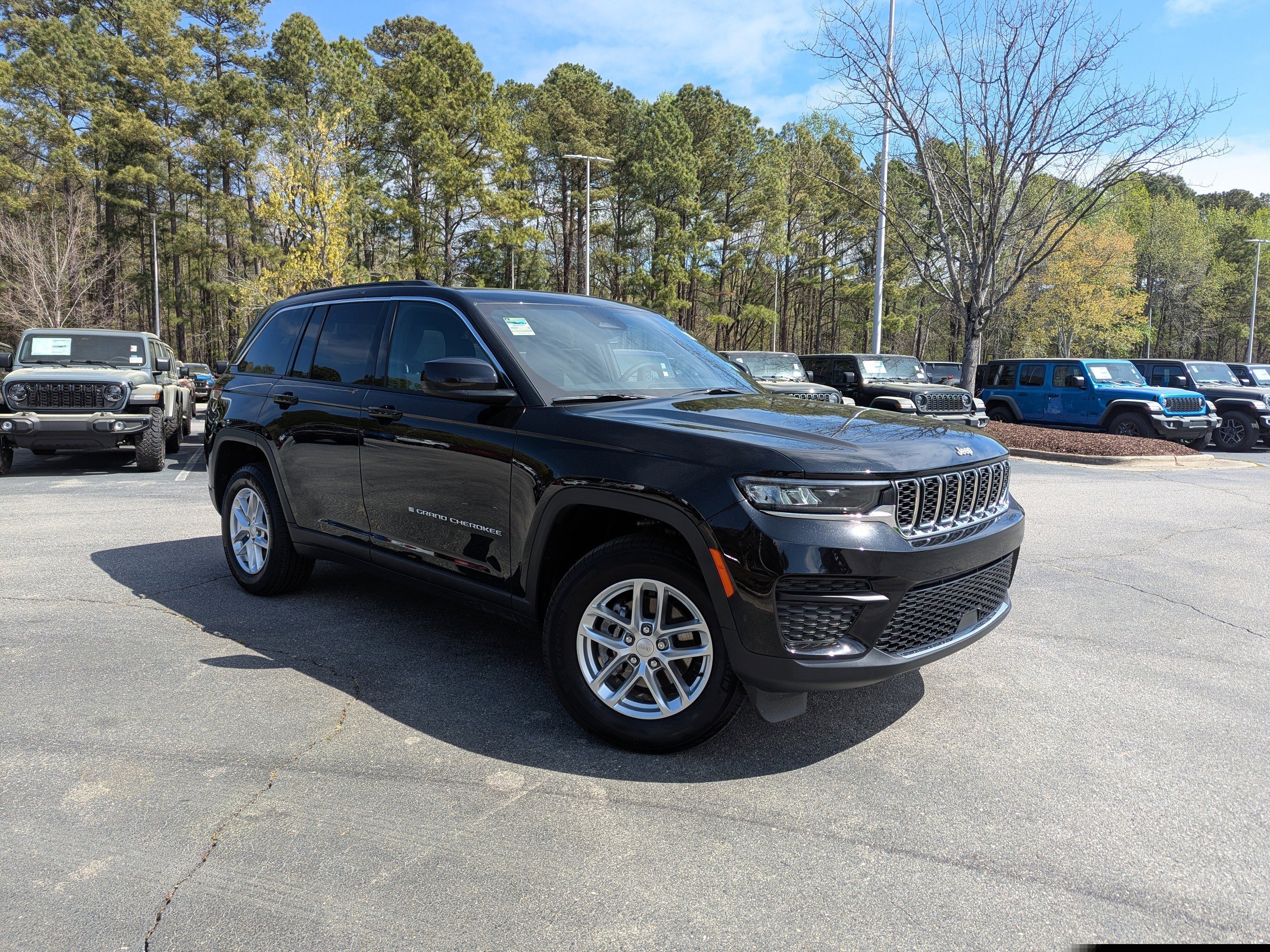 Certified 2025 Jeep Grand Cherokee Laredo X w/ Luxury Tech Group I image 3