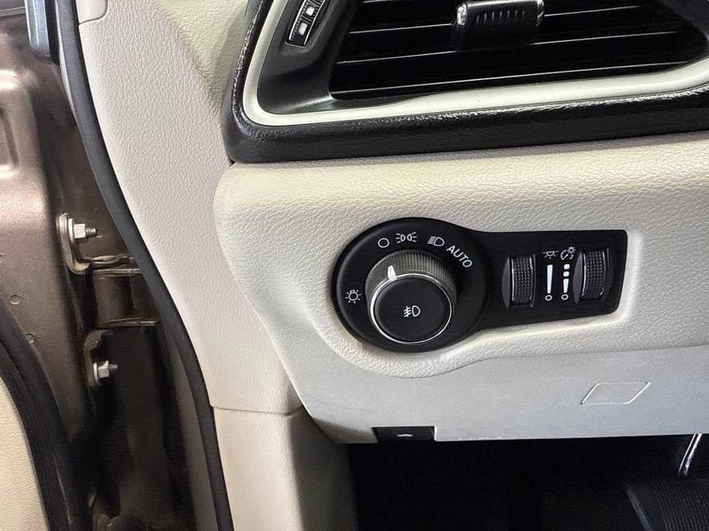 Used 2017 Chrysler Pacifica Touring-L FWD image 15