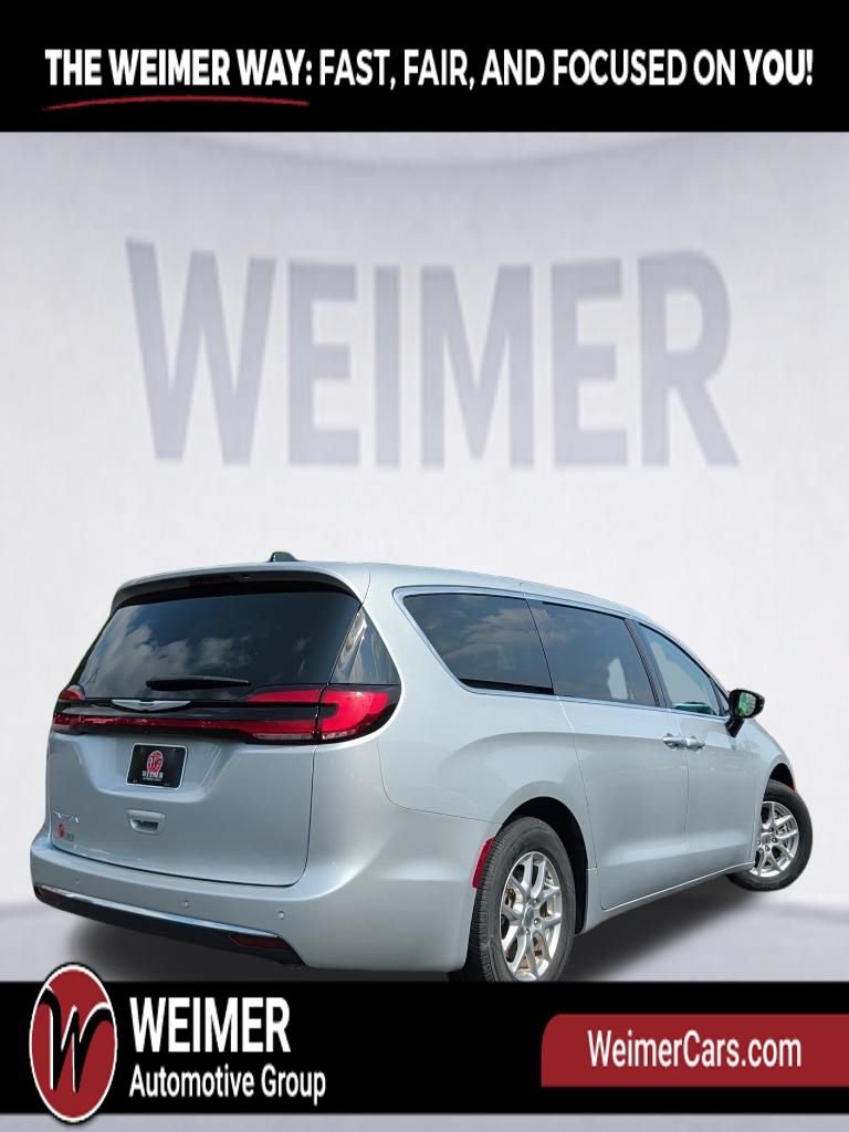Used 2024 Chrysler Pacifica Touring-L FWD image 7