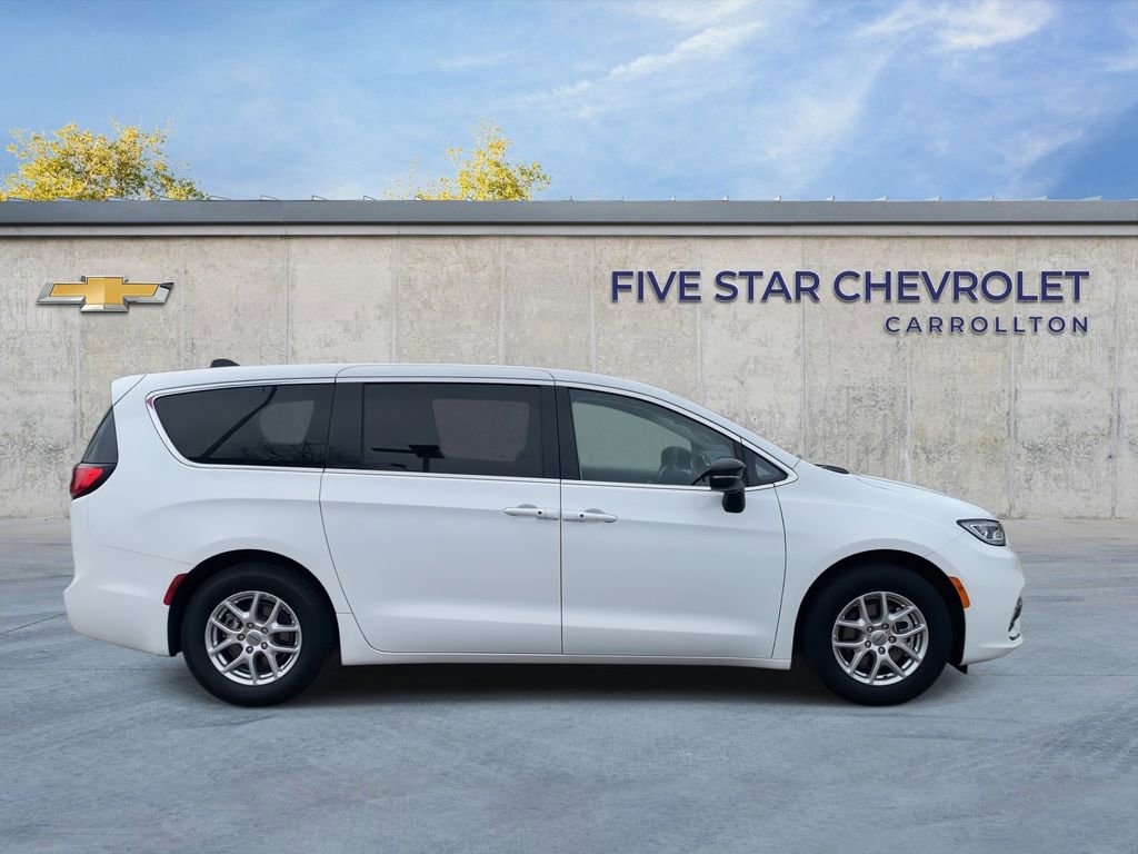 Used 2024 Chrysler Pacifica Touring-L image 8