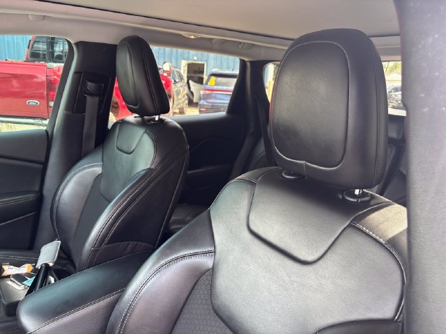Used 2021 Jeep Cherokee Latitude Plus w/ Sun & Sound Group AWD/4WD image 9