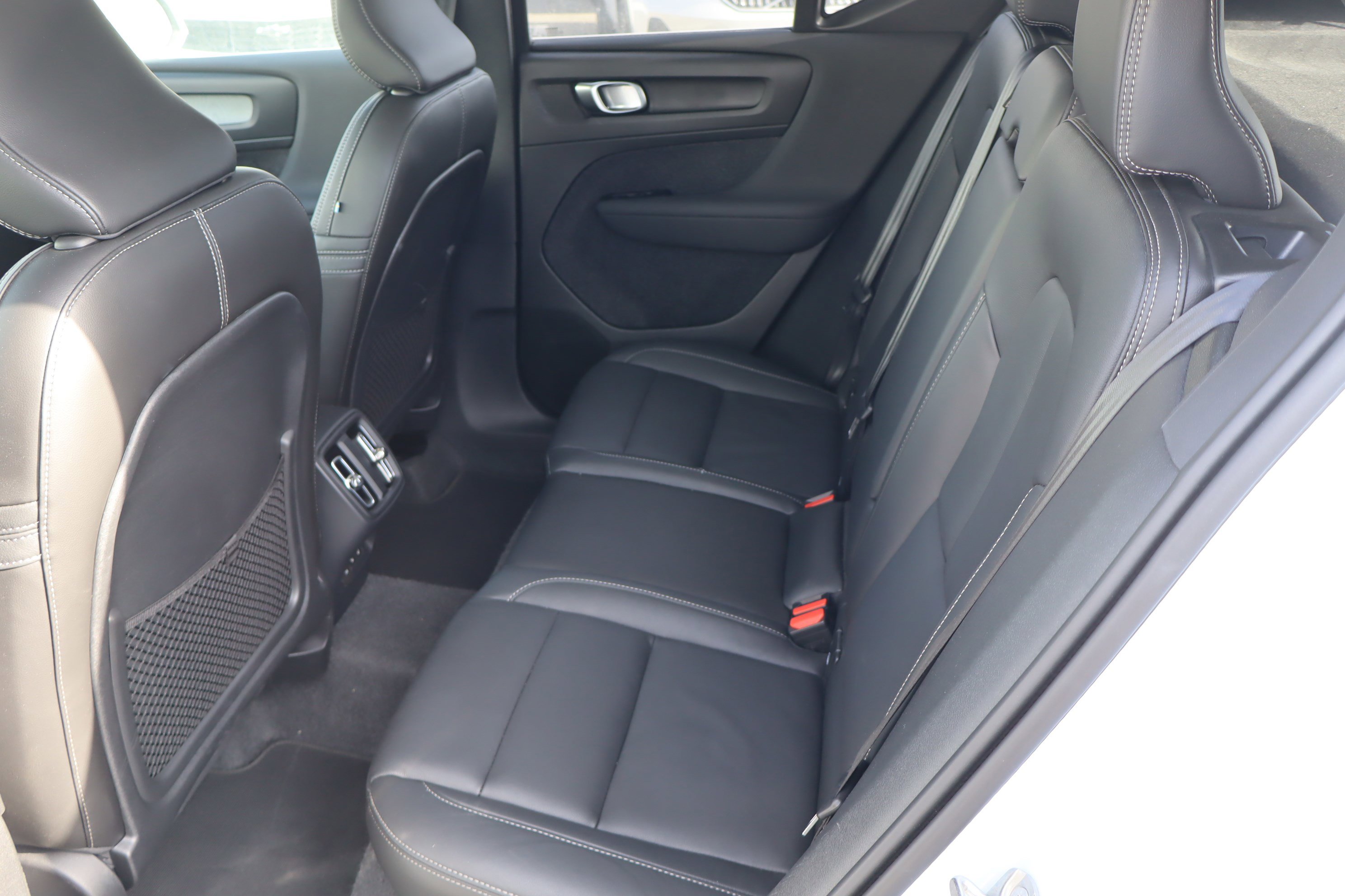 Used 2025 Volvo XC40 B5 Core image 31