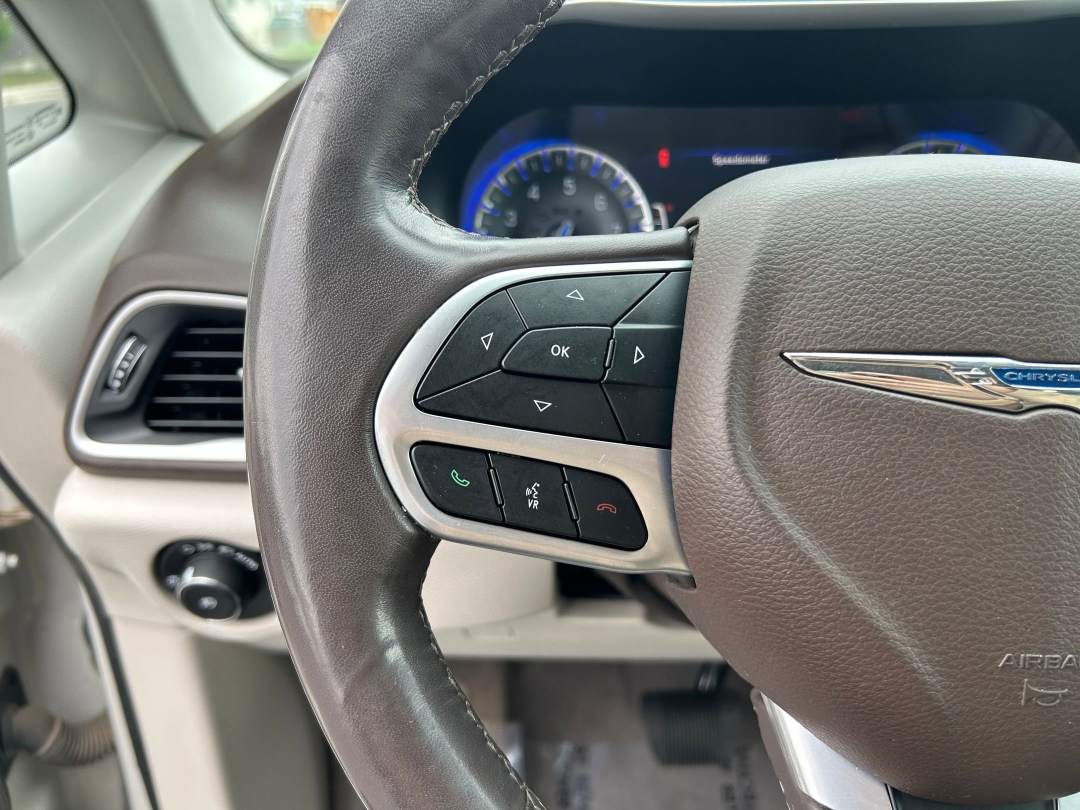 Used 2020 Chrysler Pacifica Touring-L Plus w/ Tire & Wheel Group image 15