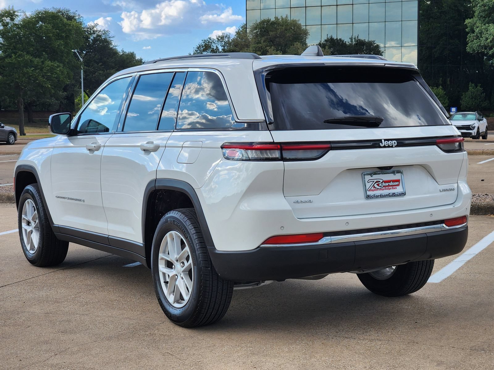 Used 2024 Jeep Grand Cherokee Laredo X w/ Luxury Tech Group I AWD/4WD image 4