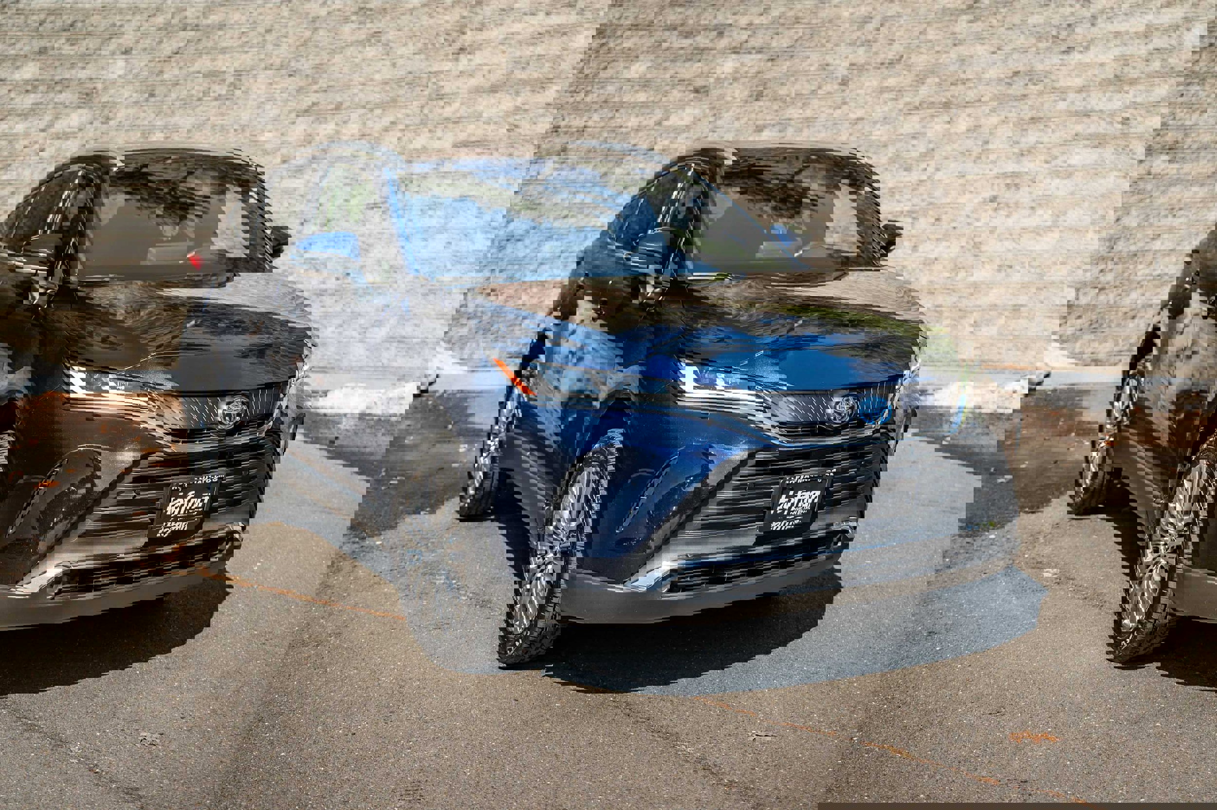 Certified 2022 Toyota Venza XLE image 2