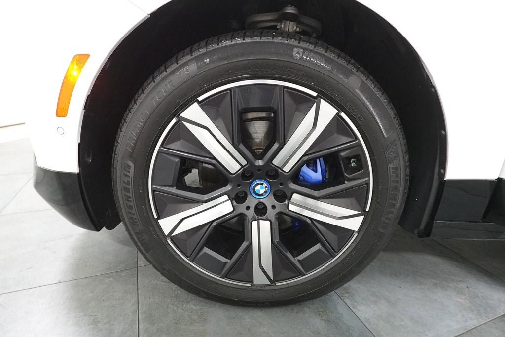 Used 2023 BMW iX xDrive50 w/ Sport Package AWD/4WD image 38