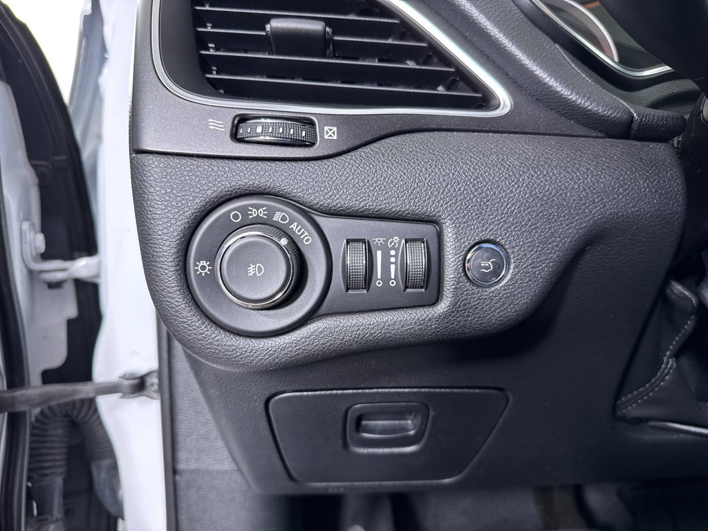 Used 2019 Jeep Cherokee Trailhawk AWD/4WD image 29