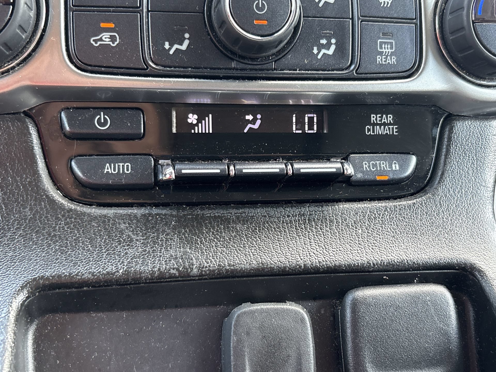 Used 2020 Chevrolet Suburban LT RWD image 7