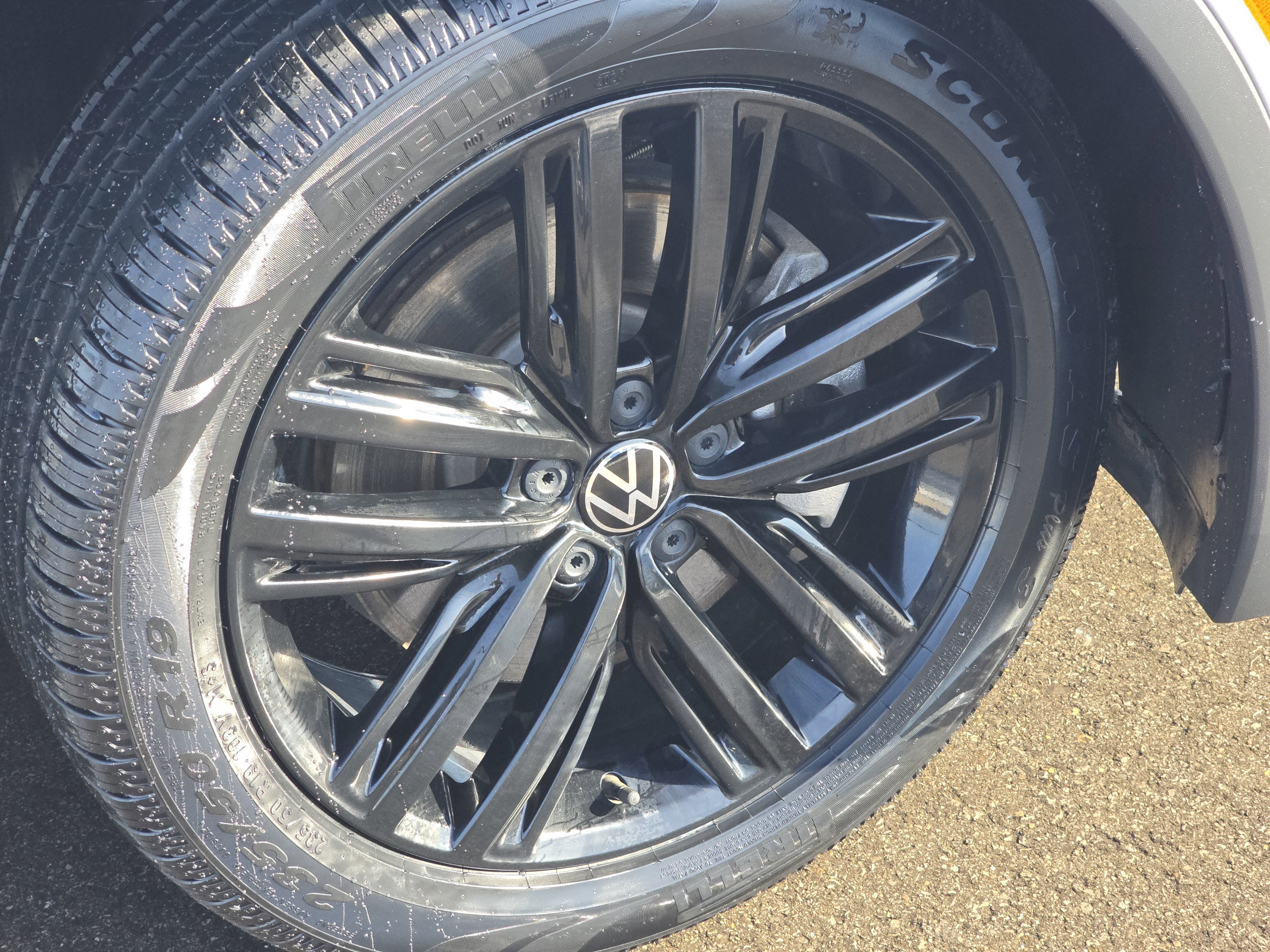 Used 2022 Volkswagen Tiguan SE R-Line image 14