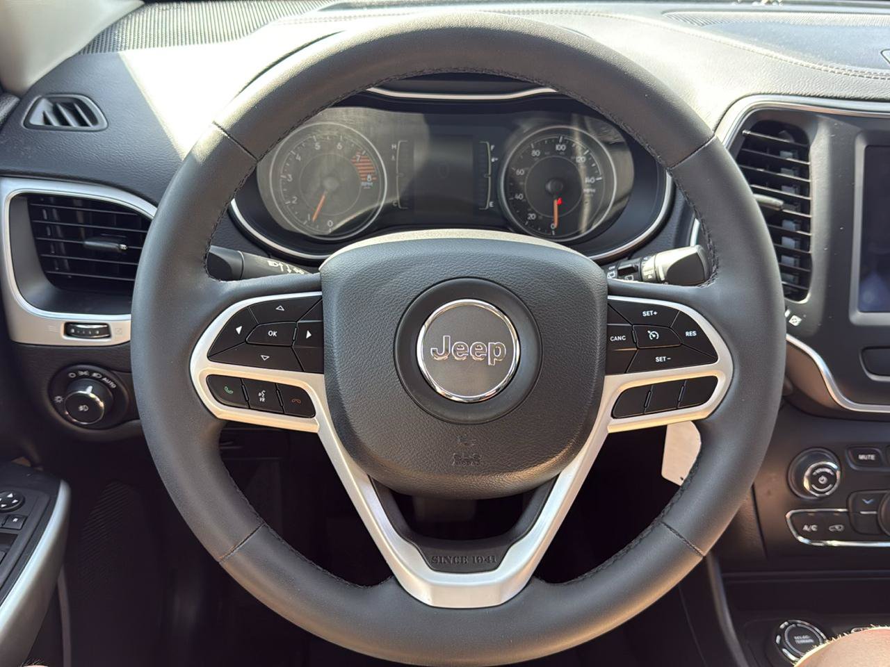 Used 2022 Jeep Cherokee Latitude AWD/4WD image 19
