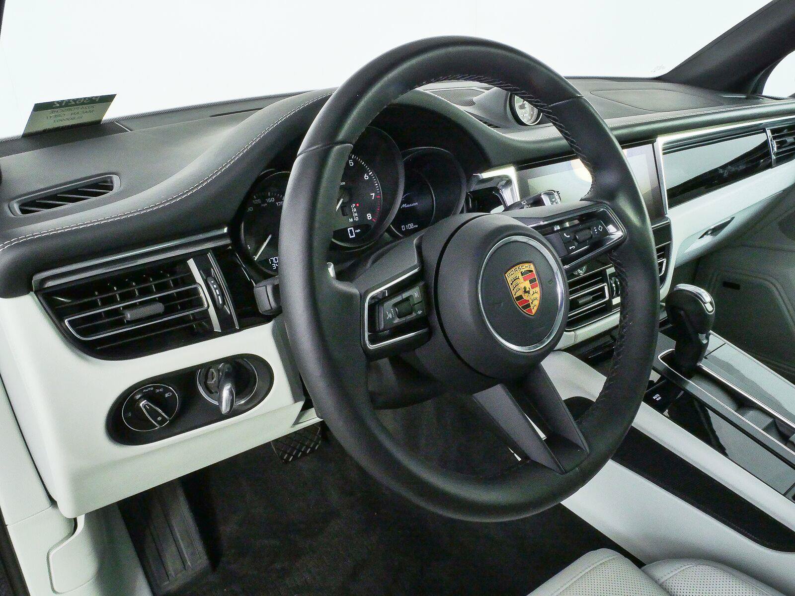 Certified 2024 Porsche Macan AWD/4WD image 4