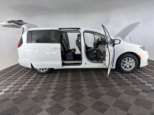 Used 2023 Chrysler Pacifica Touring-L FWD image 16