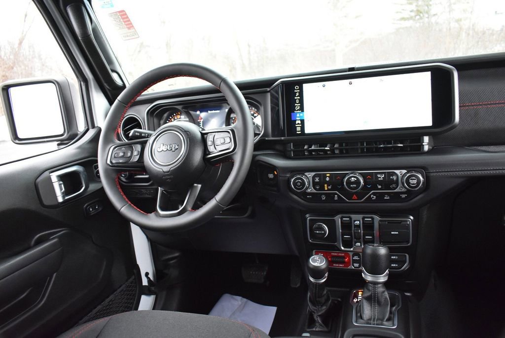 Used 2024 Jeep Gladiator Rubicon w/ Technology Group image 30