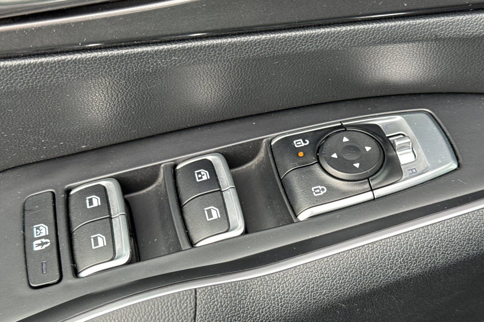 Used 2024 Kia Sorento S image 11