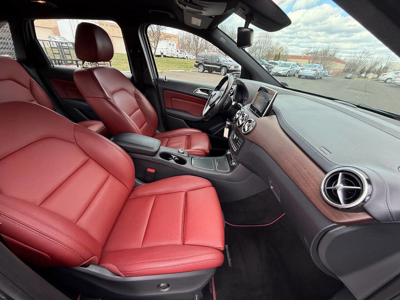 Used 2017 Mercedes-Benz B 250e B 250e 4dr Hatchback image 16