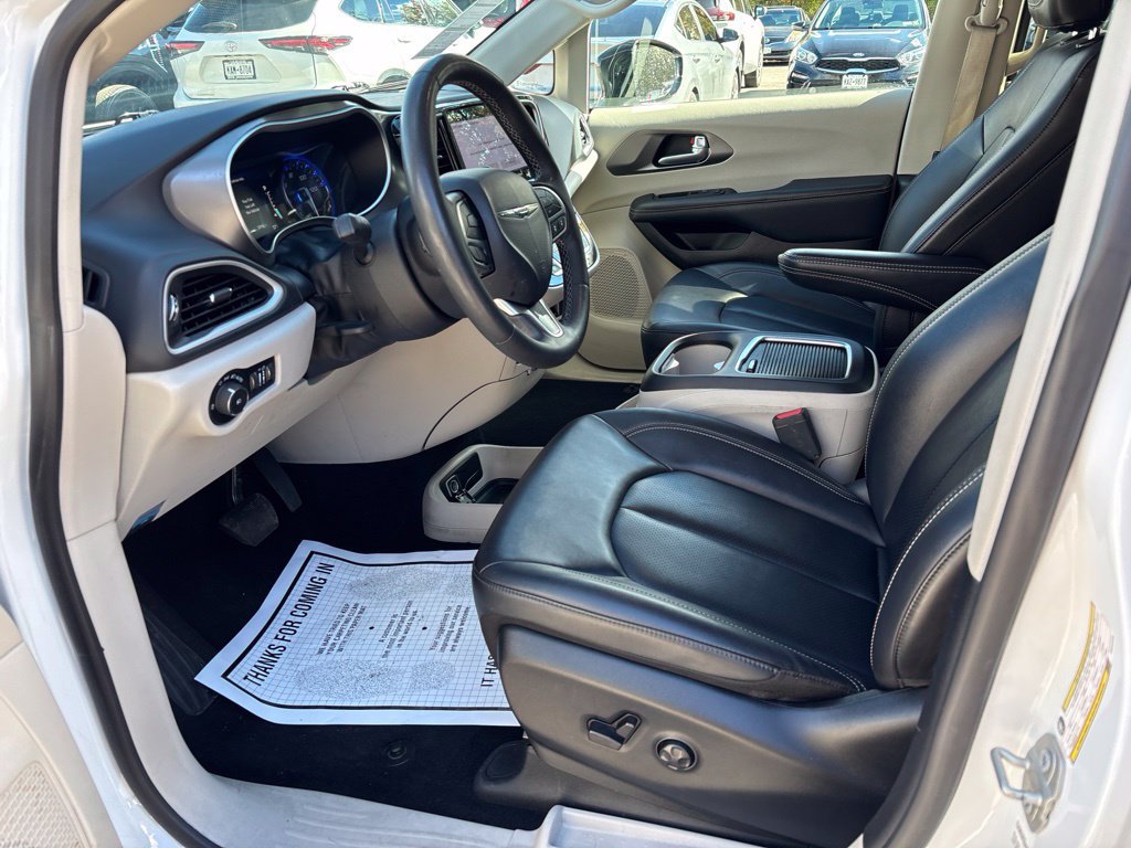 Used 2024 Chrysler Pacifica Touring-L FWD image 9