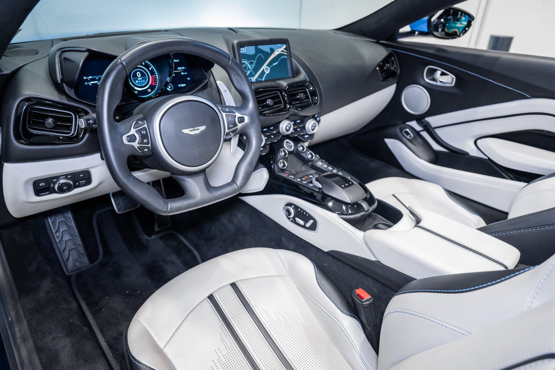 Used 2021 Aston Martin V8 Vantage Roadster RWD image 3