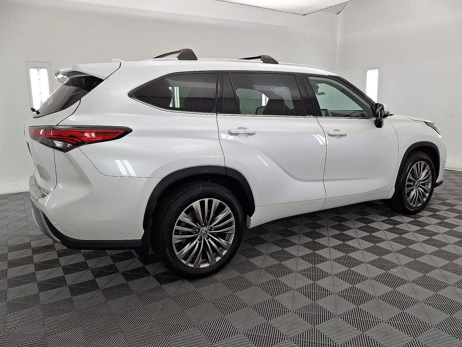 Used 2022 Toyota Highlander Platinum AWD/4WD image 18