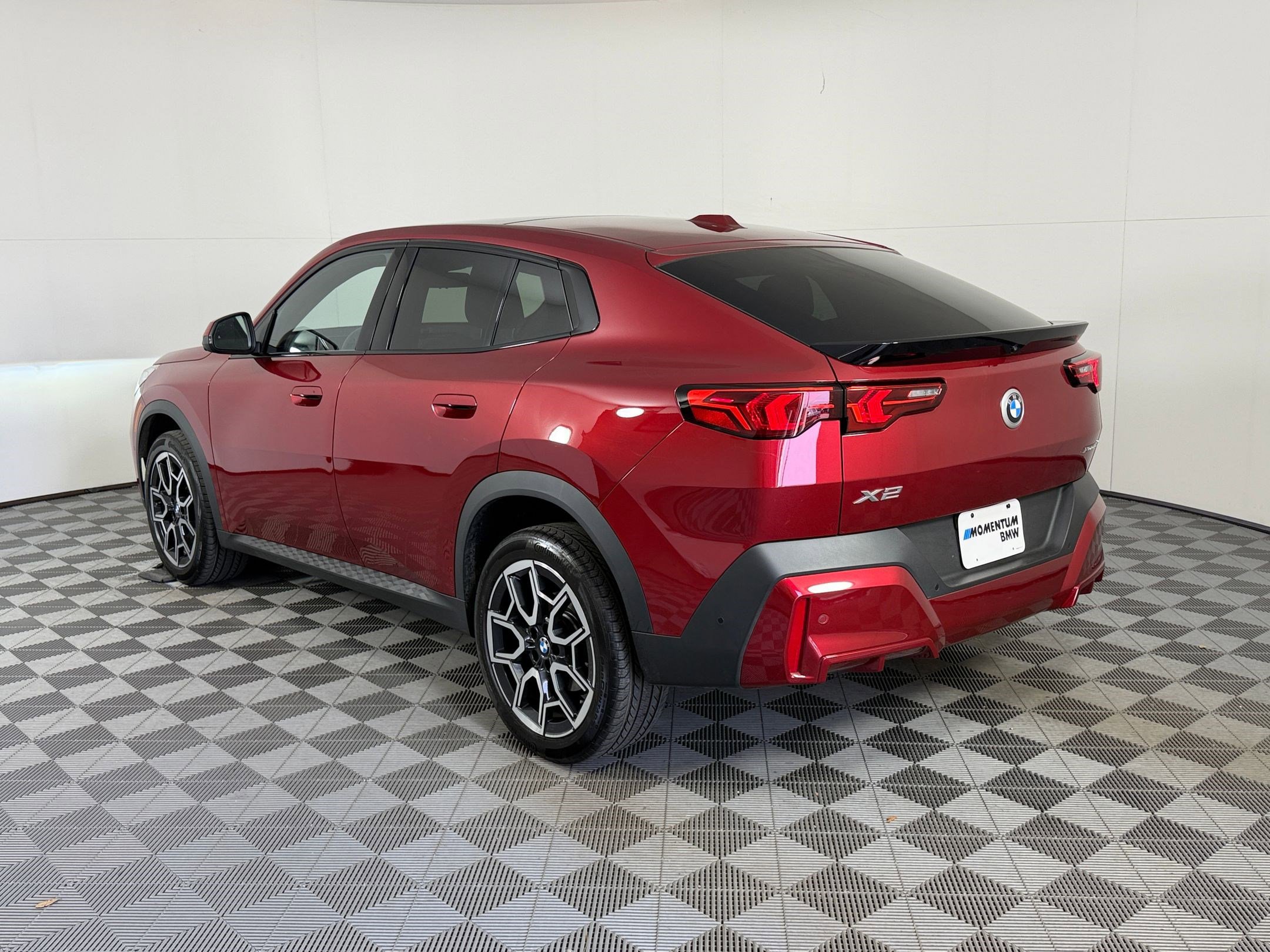 Used 2025 BMW X2 xDrive28i AWD/4WD image 3