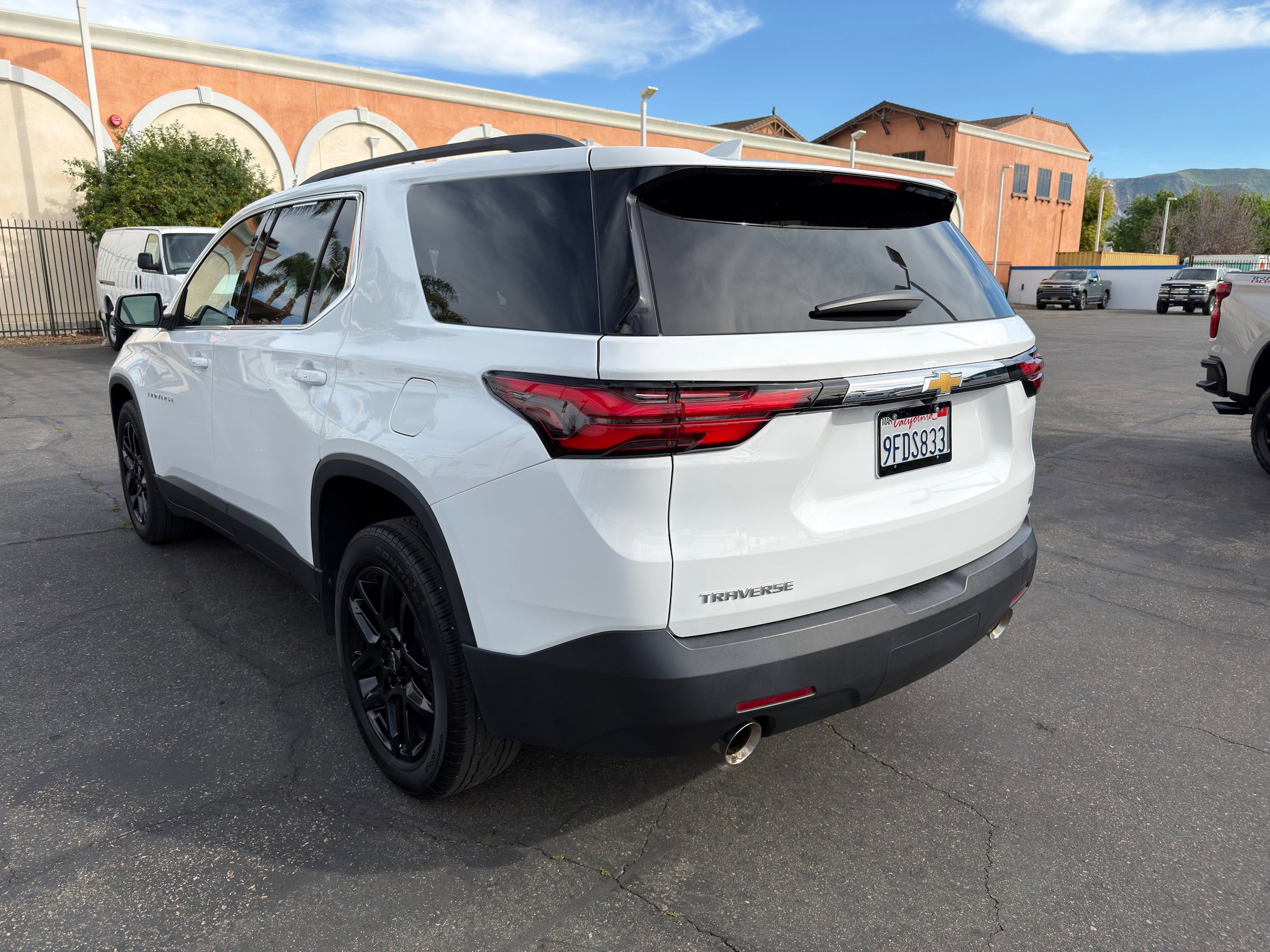 Used 2023 Chevrolet Traverse LT FWD image 3