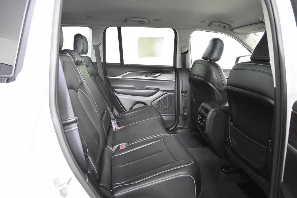 Used 2023 Jeep Grand Cherokee Limited w/ Black Appearance Package image 15