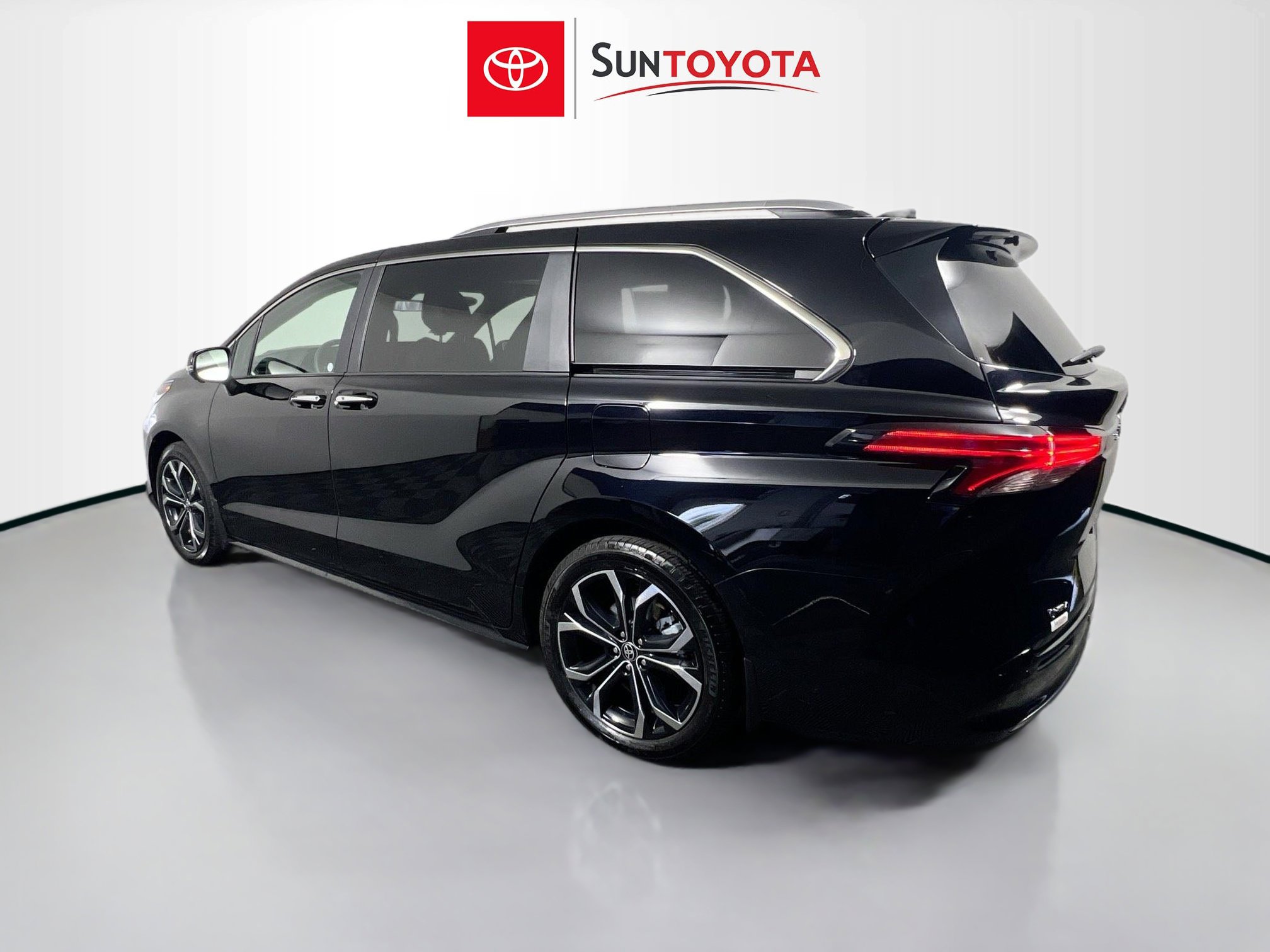 Used 2025 Toyota Sienna Platinum image 6