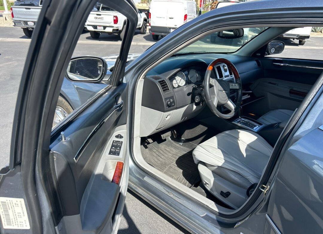 Used 2006 Chrysler 300 C w/ Navigation & Sound Group II RWD image 9