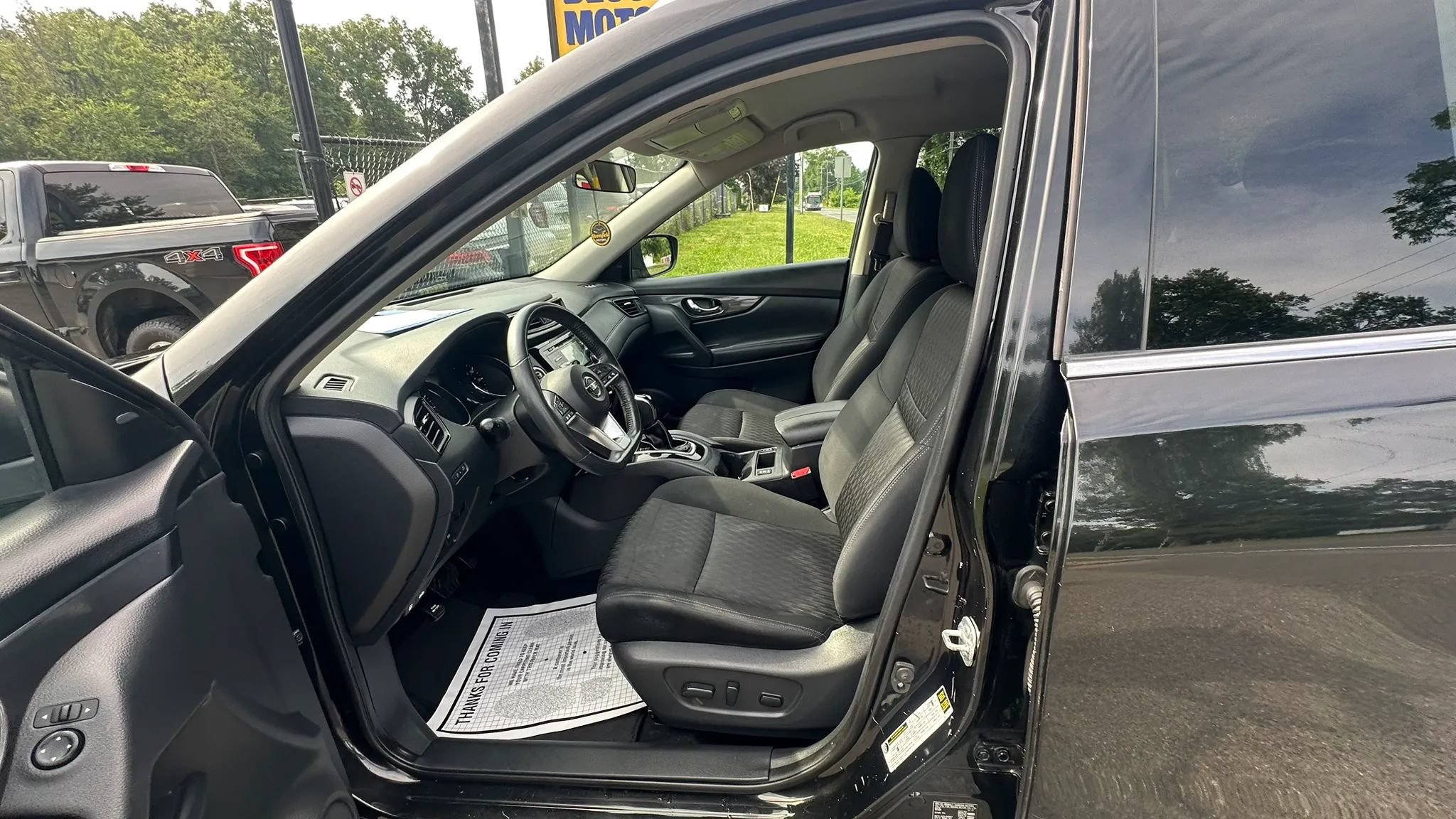 Used 2017 Nissan Rogue SV AWD/4WD image 16