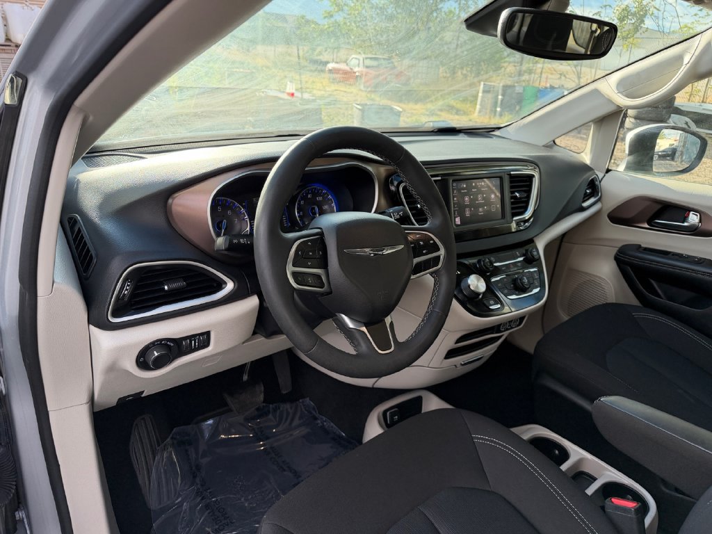 Used 2023 Chrysler Voyager LX FWD image 18